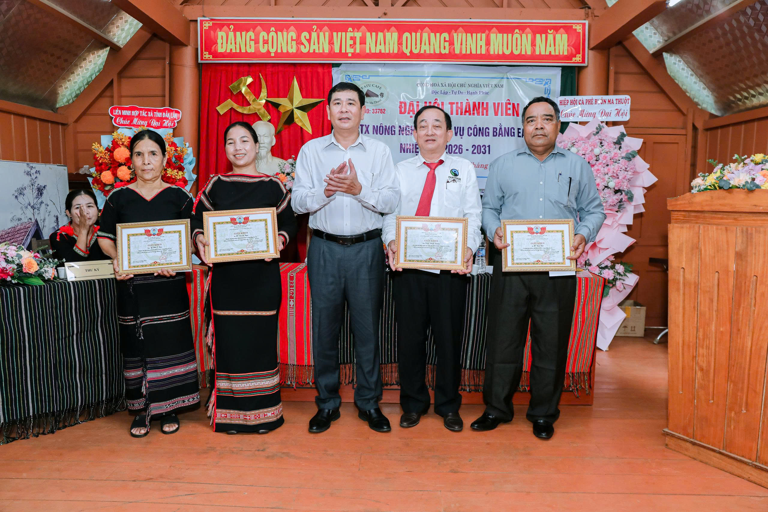a Nhan tang Giay khen
